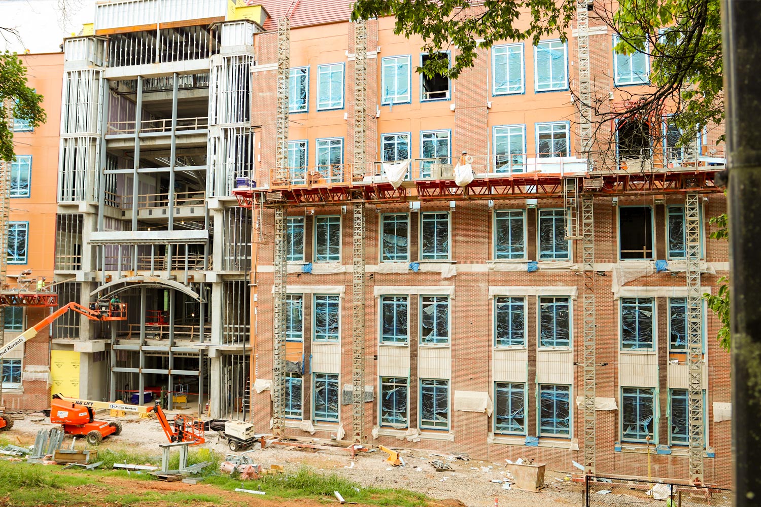 Workers add the elegant brick exterior to the north side of the new building. This area will be home to first-year studies and the college administration.