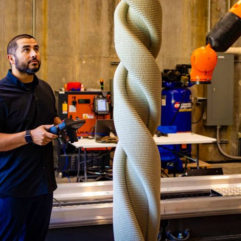 Marshall Prado demonstrates using the 3D Concrete Extruder