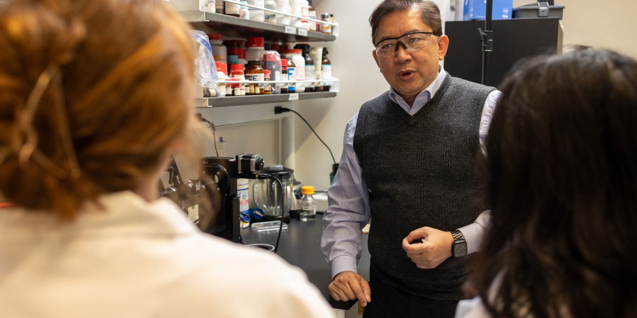 UT-ORNL Governor’s Chair Rigoberto Advincula talking to two people in lab coats