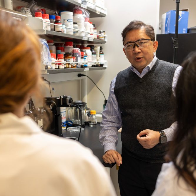 UT-ORNL Governor’s Chair Rigoberto Advincula talking to two people in lab coats