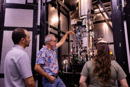 Professor Gerd Duscher talk about how a machine works to students