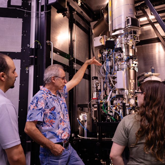 Professor Gerd Duscher talk about how a machine works to students