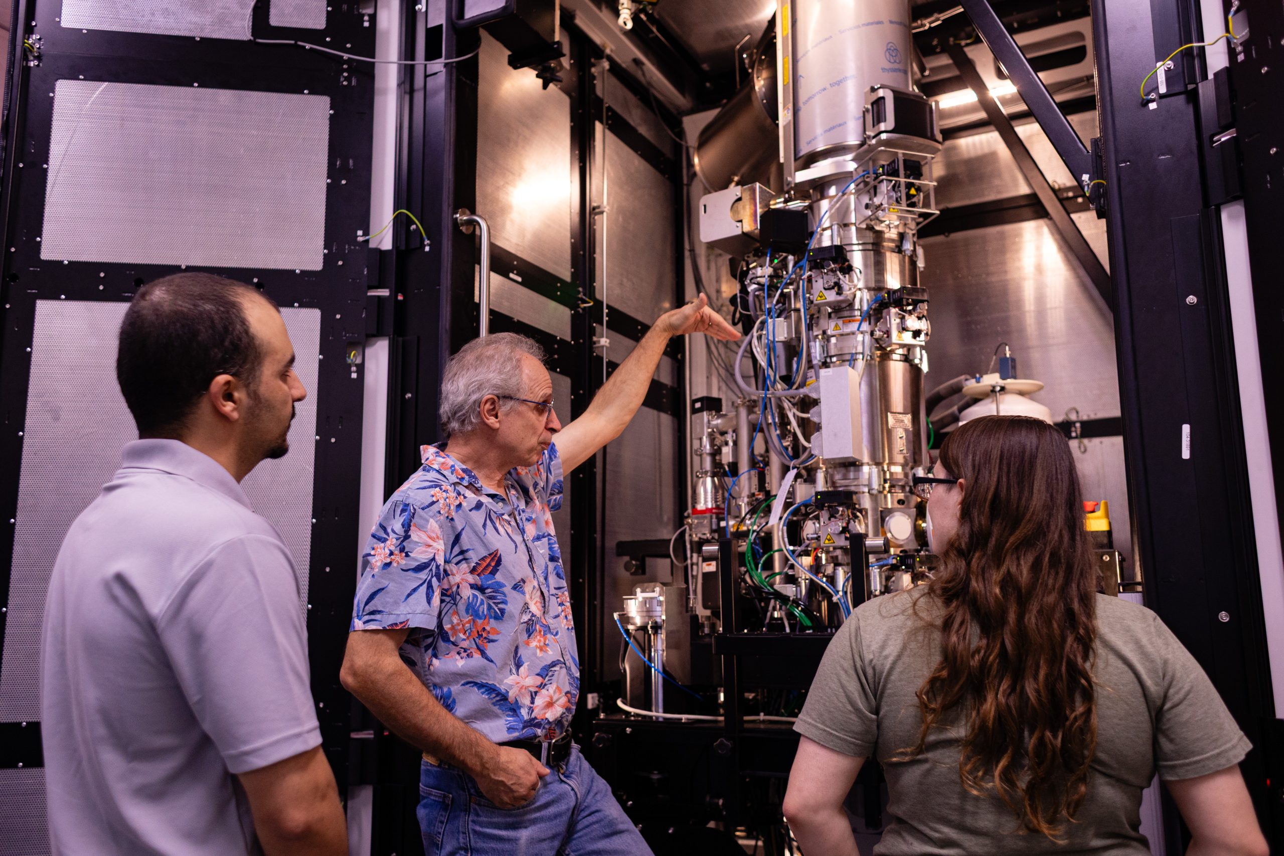 Professor Gerd Duscher talk about how a machine works to students