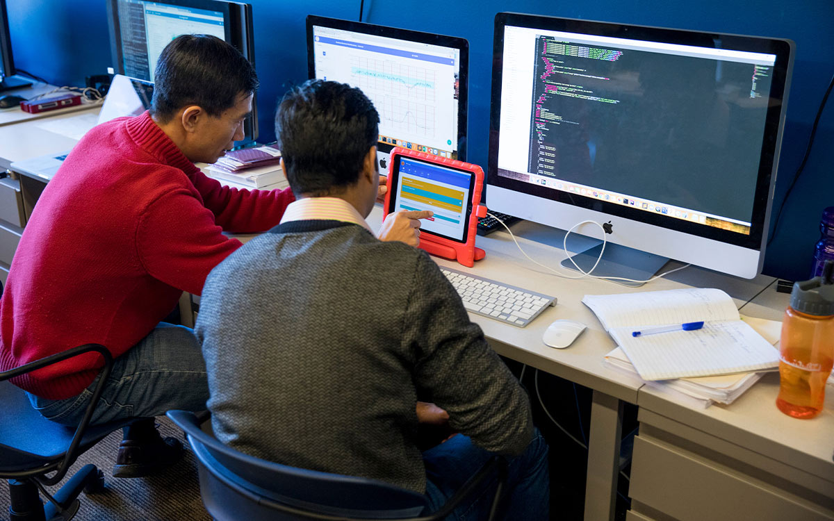 Xueping Li working in in Lab with Student
