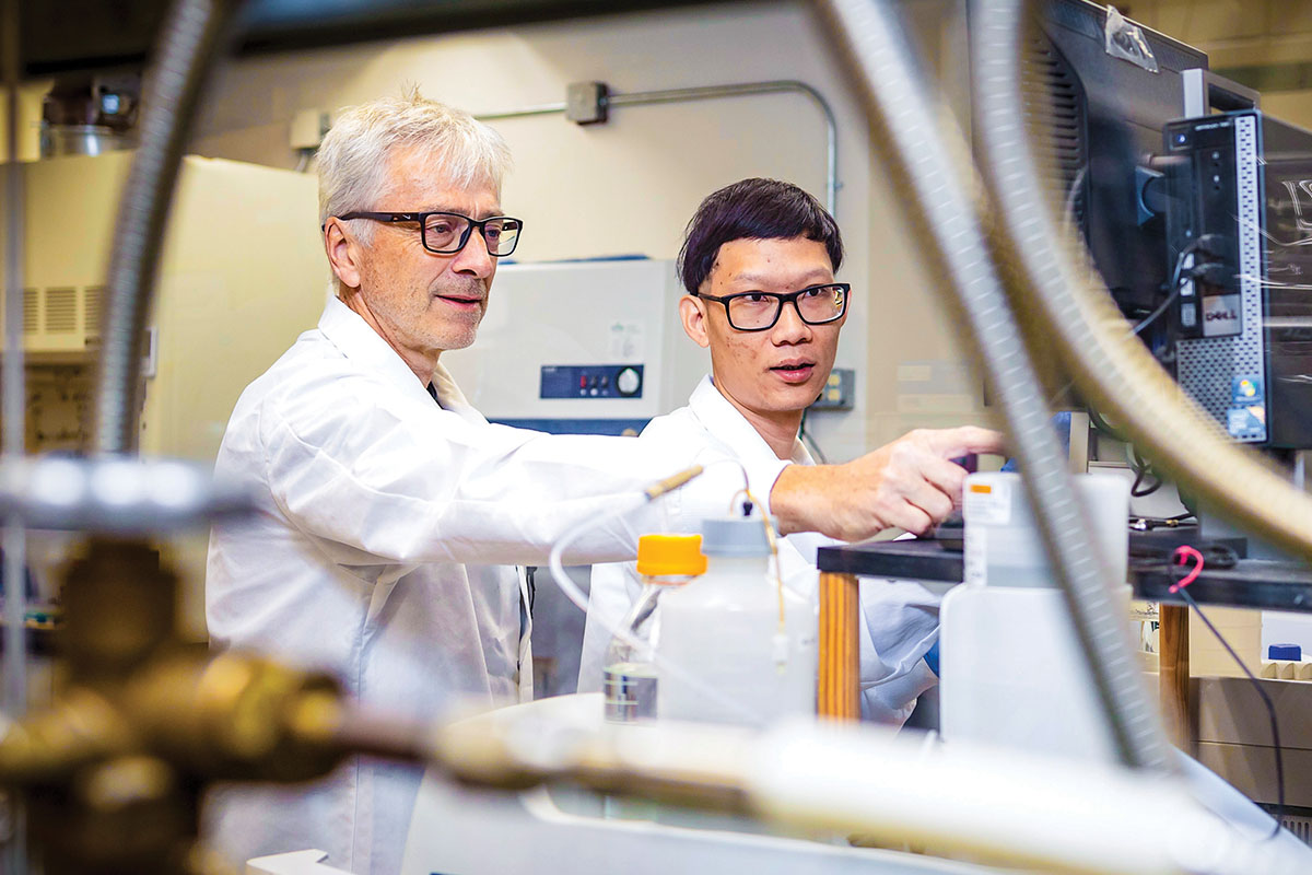 Frank Loeffler and Quang He in a SERF Lab